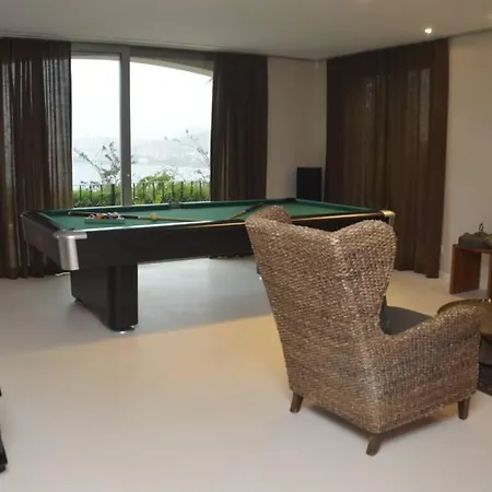 Stilvolle Moderne Mit Pool Und Meerblick. Ferienhaus *
